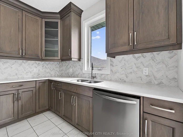 98 Livingston Dr — Photo 14