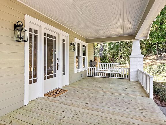 3rd image of 806 Mount Vernon Cir