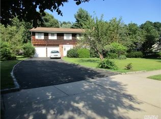 17 Twin Oaks Dr, Kings Park, NY 11754