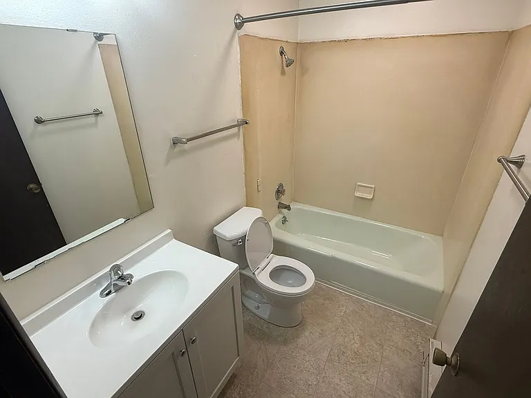257-261 Broadway Dr — Photo 6