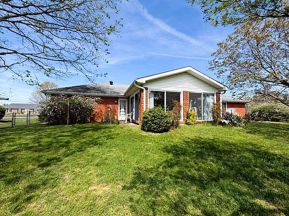 2nd image of 206 Wildflower Ln