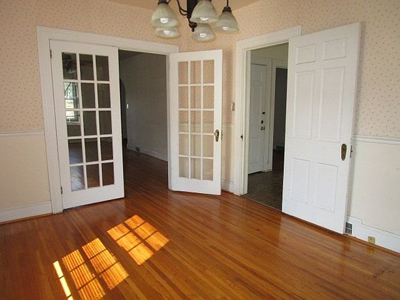 4th image of 304 Forest St