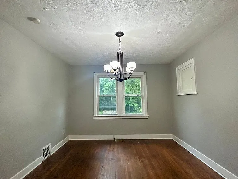 1311 Oakhill St — Photo 6