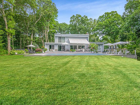 3rd image of 6 Hedges Banks Dr