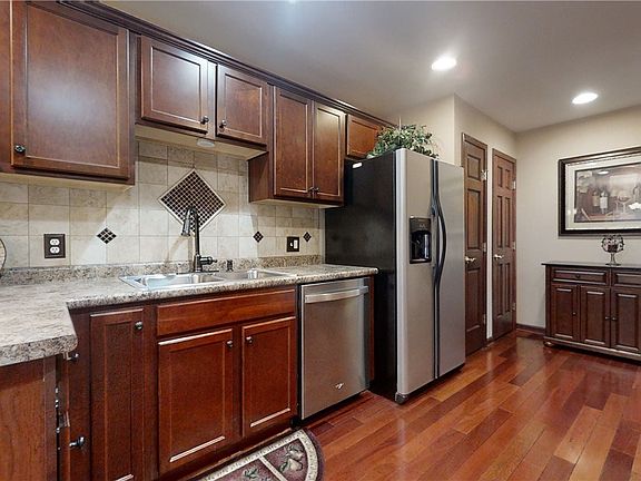 3rd image of 923 Maryvale Dr