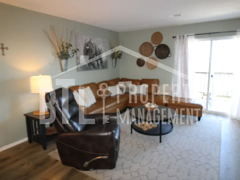 2905 Vineyards Pkwy #5 — Photo 2