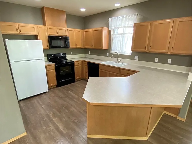 2025 Garry Oaks Ave #B — Photo 2