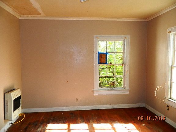 5th image of 102 Dalzell St