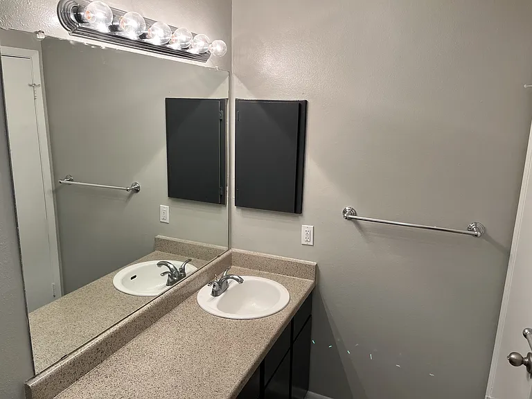 Hidden Oaks Apartments — Photo 21