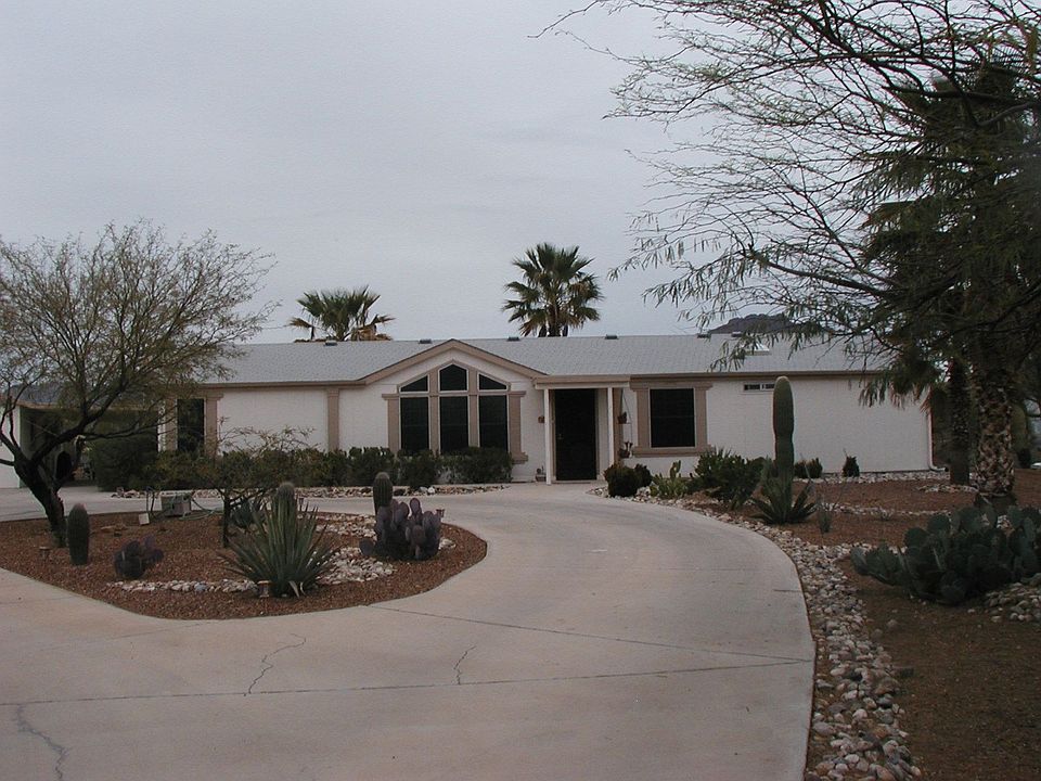 Front of house & driveway