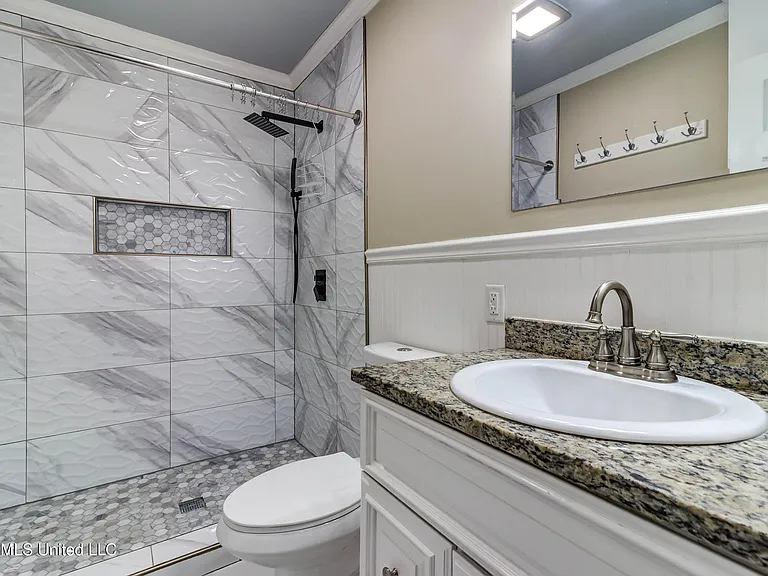 2323 Middlecoff Dr — Photo 33