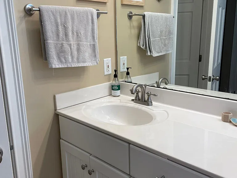 Upstairs bathroom, shared by bedrooms