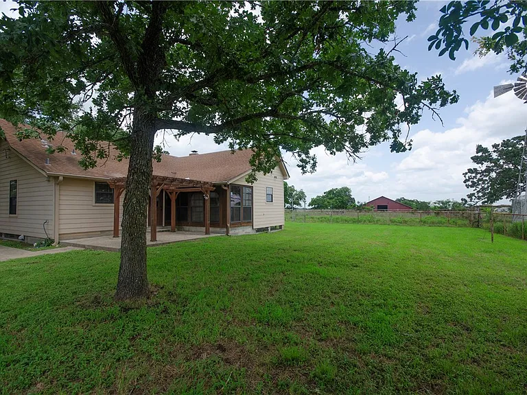 9852 FM 1179 — Photo 13