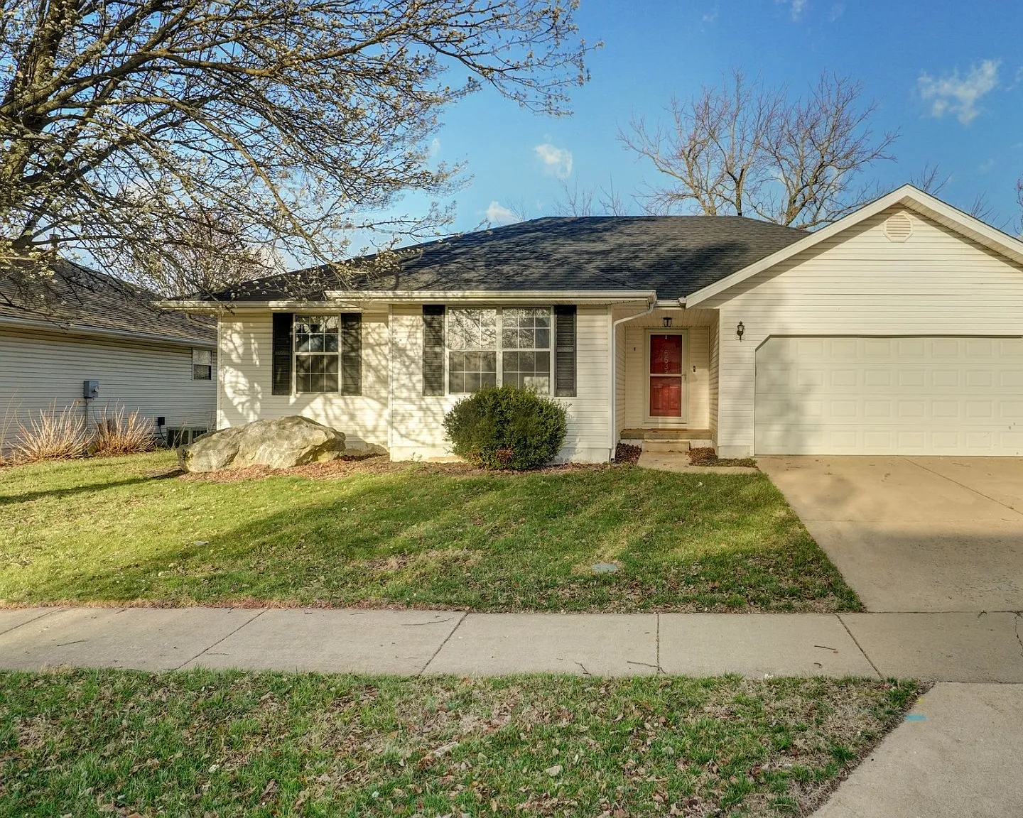 3 bed, 1334 sqft, $1,700 — Photo 2