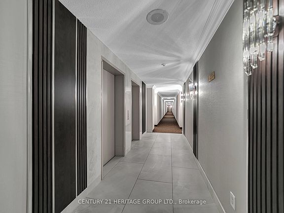 5th image of 30 Harding Blvd W #806