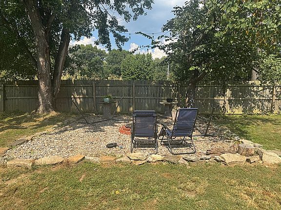 5th image of 245 Shelley Ct