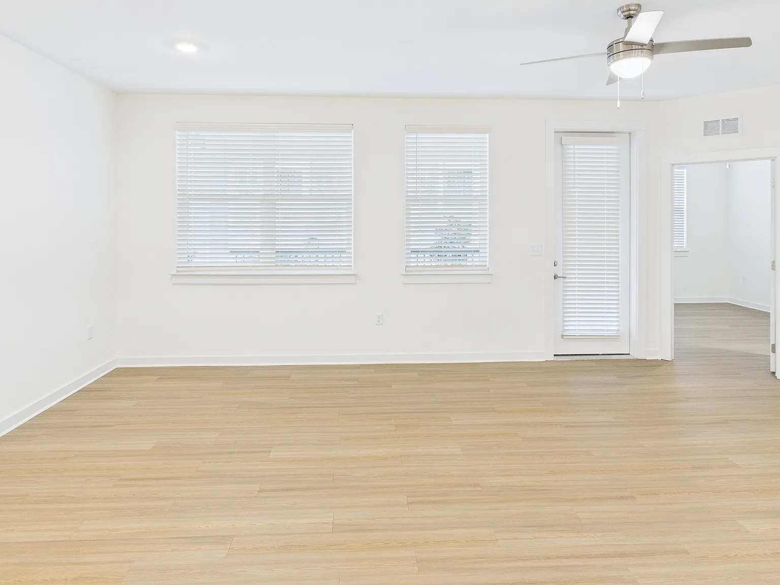 3 bed, 1267 sqft, $2,249 — Photo 2