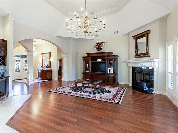 3rd image of 305 Sonoma Ct