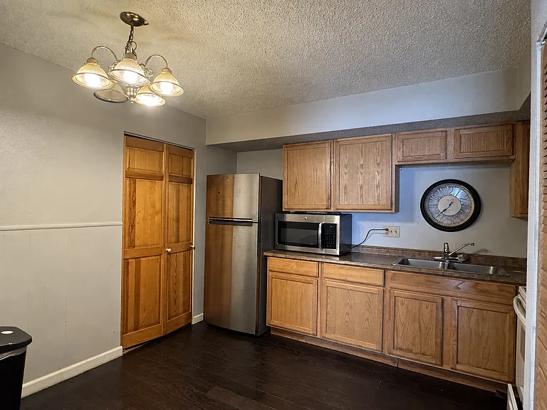 2322 Lombard Ave — Photo 3