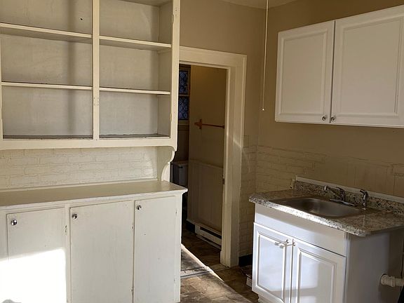 2nd image of 36 Hoffman Pl APT 4