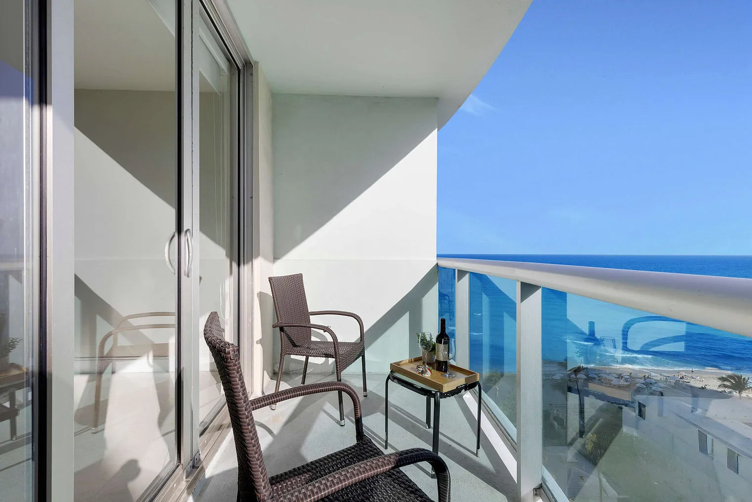 1 bed, 1.0 bath, 871 sqft, $3,568 — Photo 2