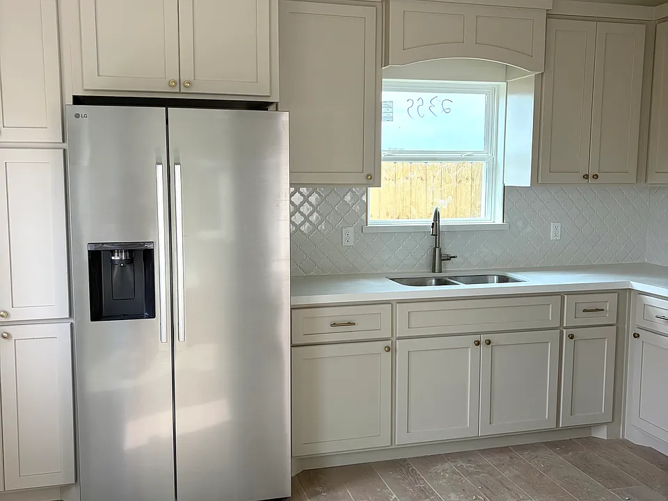 1212 S Bayou Ave #1