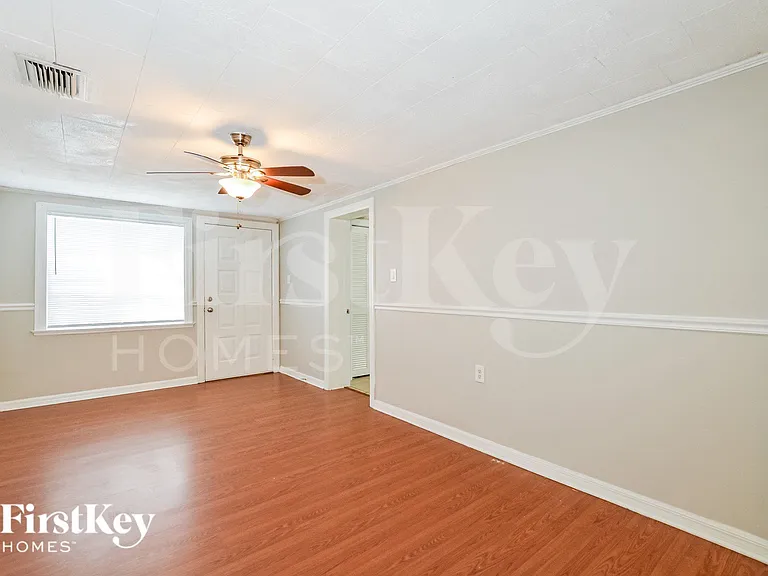 561 Monroe Ave — Photo 7