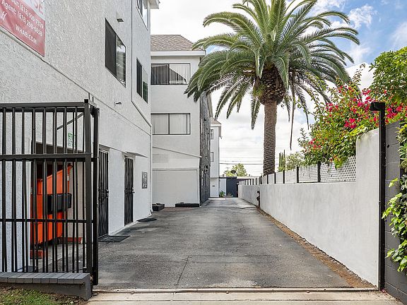 5th image of 420 W Windsor Rd APT 11