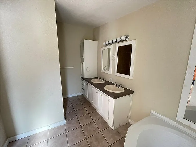 13716 NE County Road 1471 — Photo 7