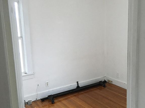 4th image of 608 E Bernhard Ave