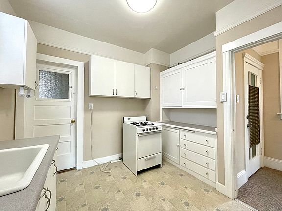 4th image of 367 22nd Ave APT 3