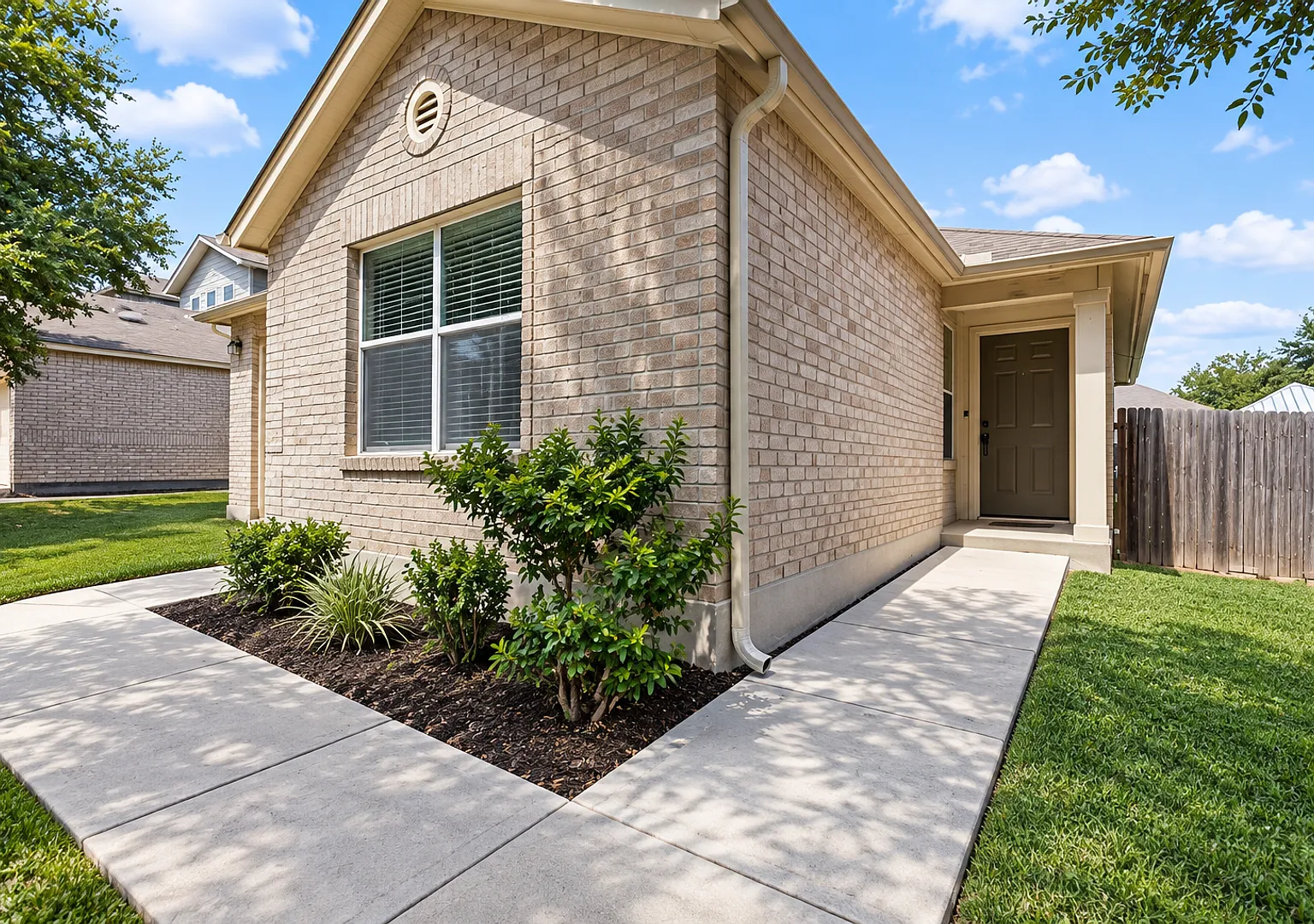 3 Bedroom 2 bath Sunset Subdivision — Photo 2