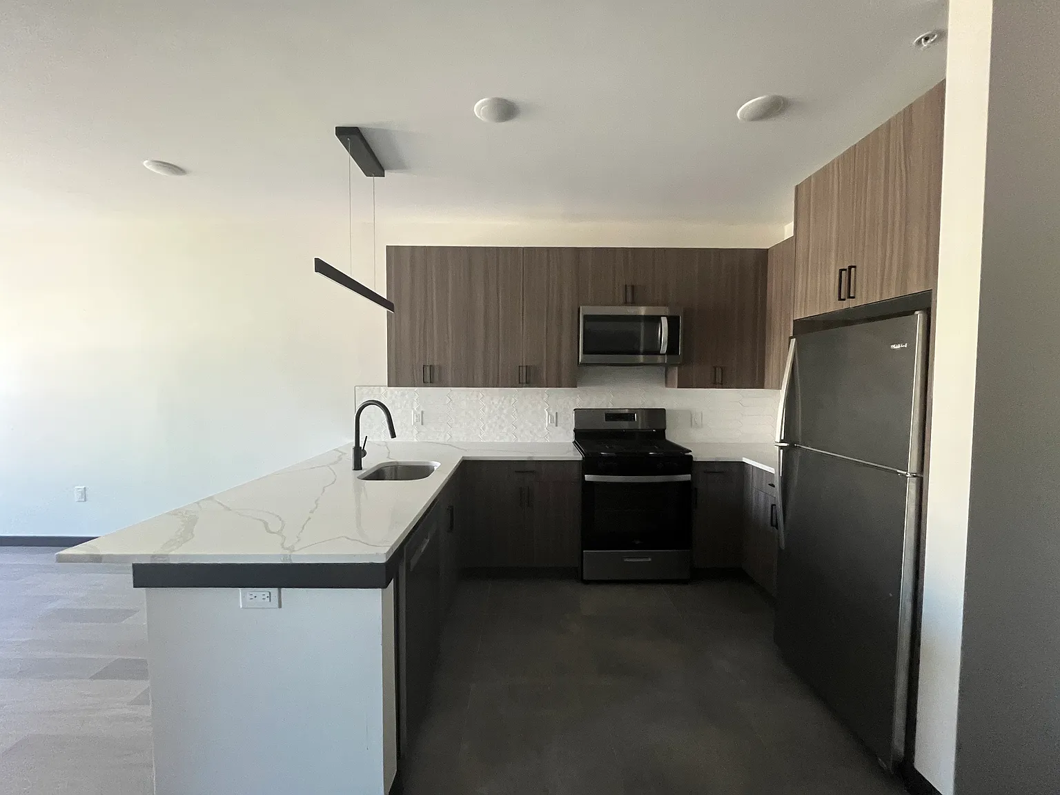 130-132 Mallory Ave — Photo 3