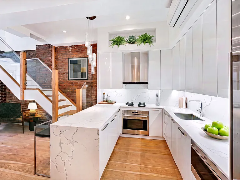 521 W 47th St #4D — Photo 7