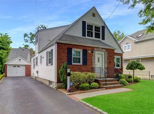 808 5th Ave, New Hyde Park, NY 11040