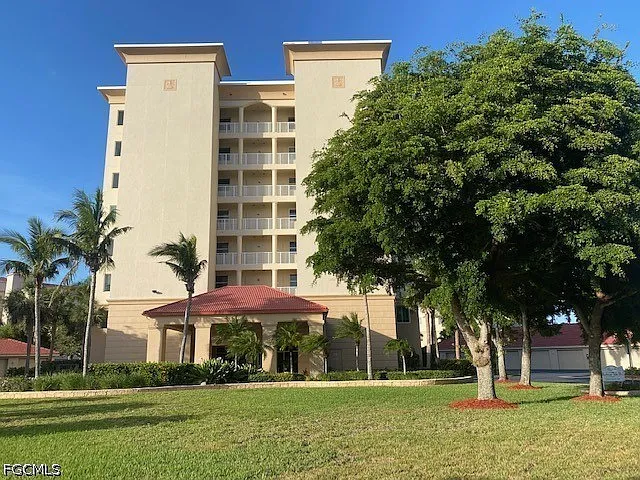 3 bed, 3.0 bath, 2441 sqft, $3,200 — Photo 2