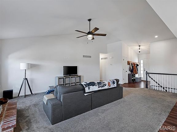 2nd image of 1833 Sunset Rdg