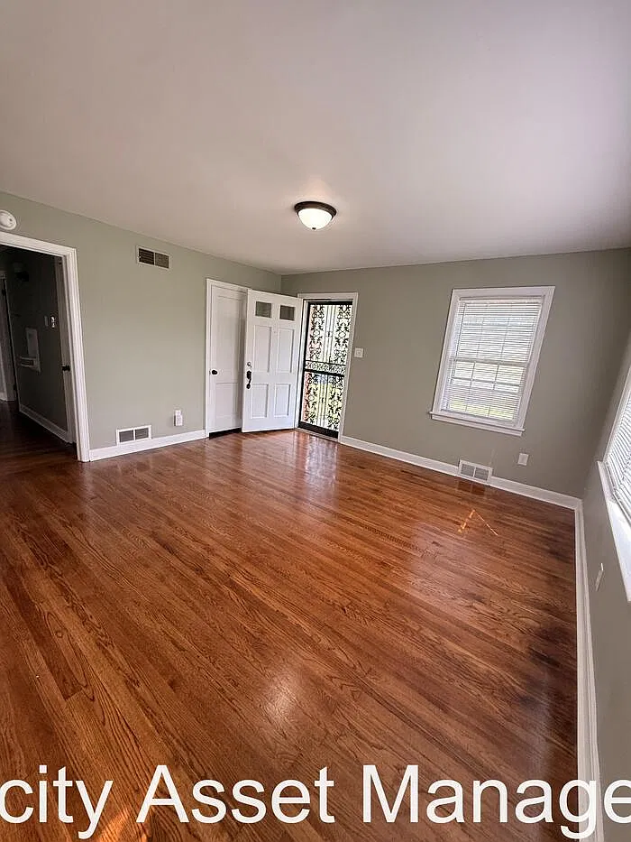 3 bed, 1.0 bath, 1055 sqft, $1,195 — Photo 3