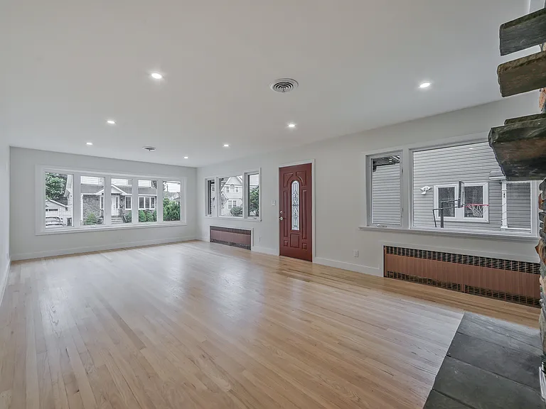 21 E Central Ave — Photo 2
