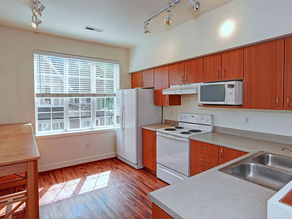 1st image of 18223 NE 95th Way Unit 106