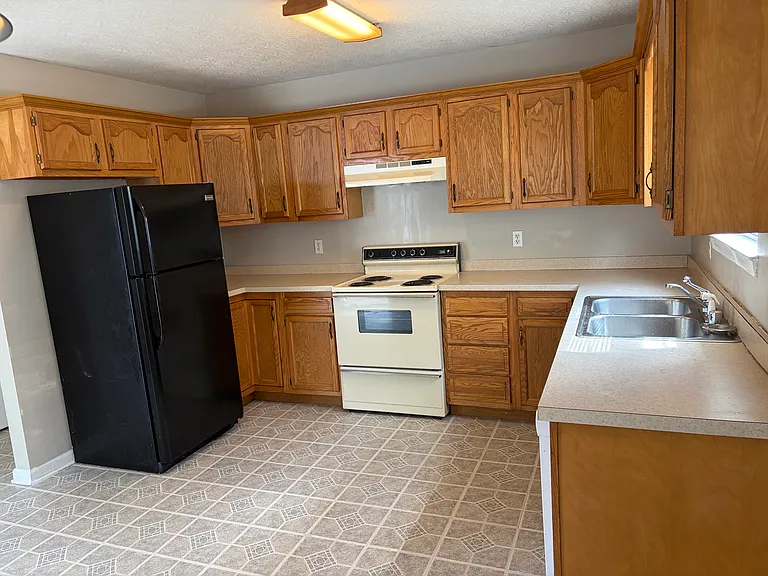 100 Laurel Ln — Photo 12