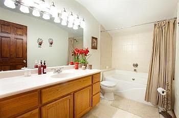 5th image of 2S427 Emerald Green Dr Unit E