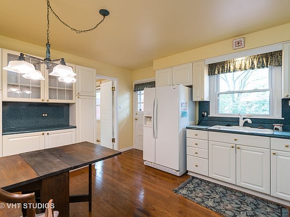 4th image of 804 N Rainbow Dr