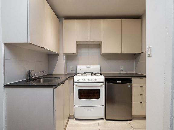 2nd image of 160 Huron St #50008A-302