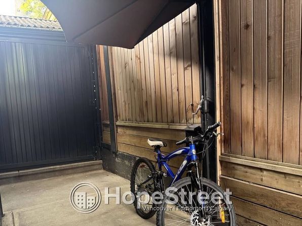 2 bedroom rental in Surrey — photo 11