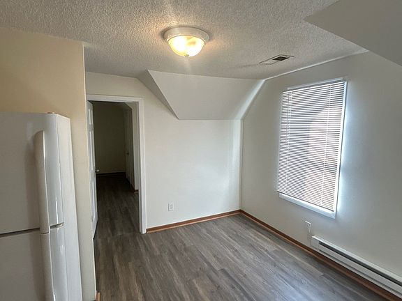 3rd image of 610 Magnolia Ave E Unit 2