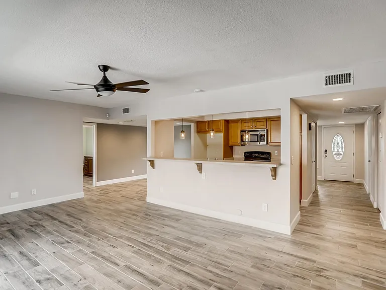 Eat in bar in den room - perf for quick bites & frosty drinks!