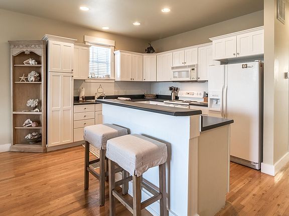 5th image of 8317 E County Highway 30a Unit B3