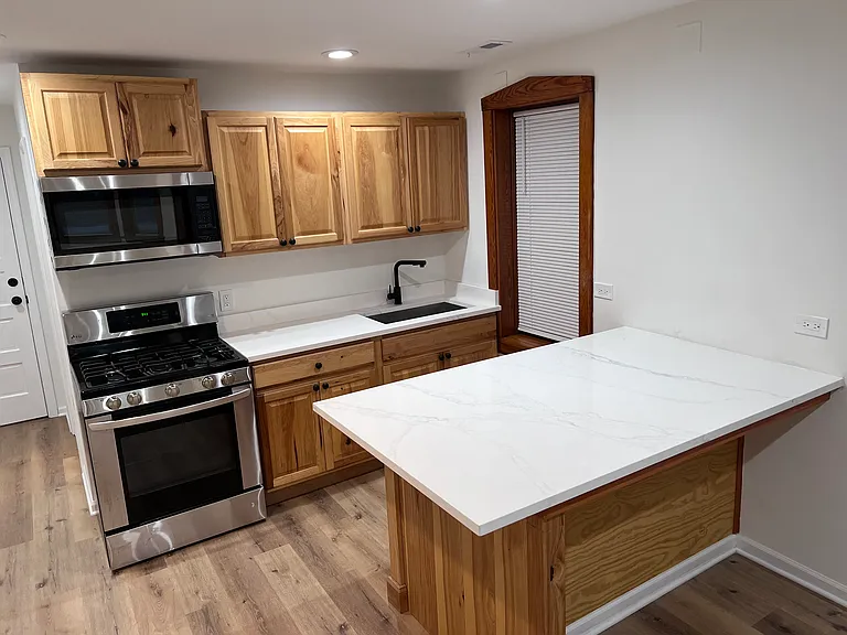 2704 W Melrose St — Photo 2