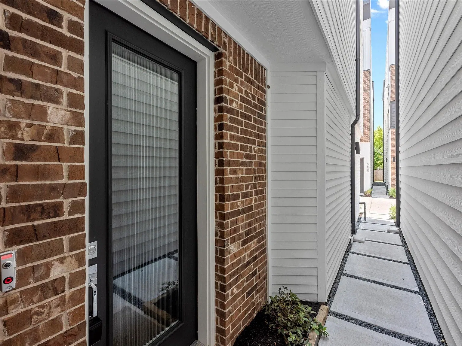 3 bed, 3.5 bath, 2090 sqft, $2,800 — Photo 3